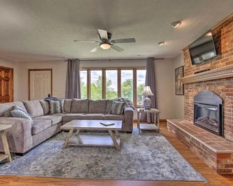 'blue Moon Cottage' w/ Amazing Views of 5 Counties - Danville - Obývací pokoj