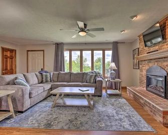 'blue Moon Cottage' w/ Amazing Views of 5 Counties - Danville - Huiskamer