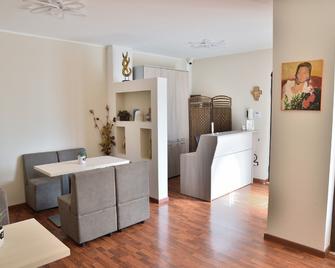 Bed & Breakfast ospiti a corte - Giffoni Valle Piana - Living room