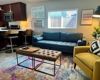 Modern Bungalow, in the heart of downtown Prescott! - Prescott - Living room
