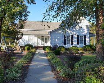 Farmhouse on 62 acres - Beautiful Views - Near Campbell Univ. and Ft. Bragg - Lillington - Edificio