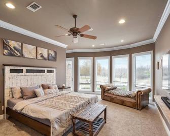 Luxury 5 Acre Private Estate on Lake Ray Roberts - Sanger - Bedroom