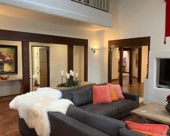 Redsmith Ranch - Lodi - Living room