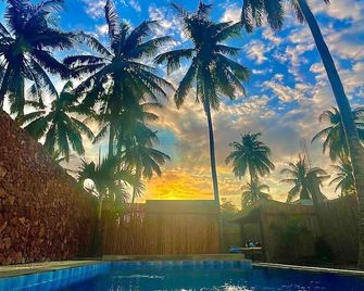 Tata Surf Hostel - Kuta - Piscina