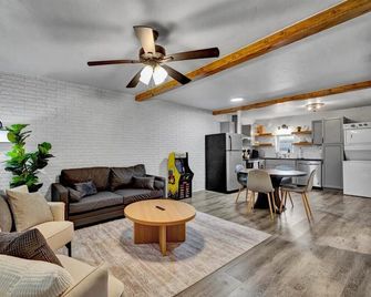Family-Friendly Stay Near Osu & Boomer Lake - Stillwater - Living room