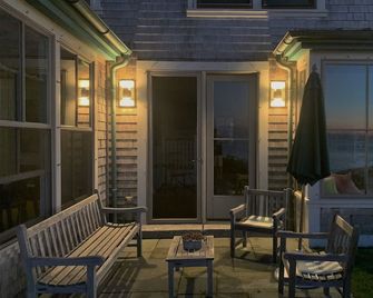 Spectacular, luxury waterfront property directly overlooking Sandy Bay. - Rockport - Balkón