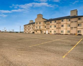 The Wilshire Inn - Claresholm - Building