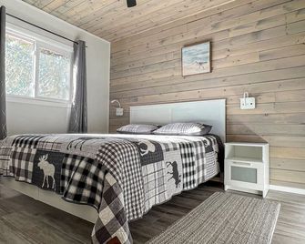Ahmic Lake Resort's 2-Bedroom Cottage (Chipmunk Cottage) - Magnetawan - Bedroom
