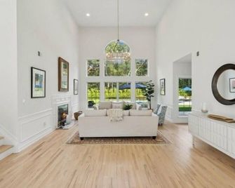Bright & Spacious Hamptons Home with Amazing Pool! - Westhampton - Sala de estar