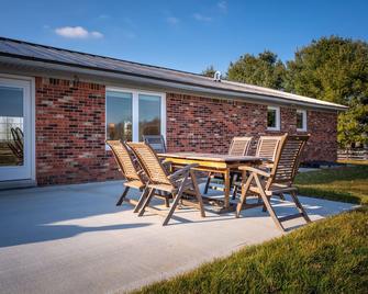 Farmhouse living within sight of Lexington - Horse Paddock available - Winchester - Patio