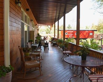 Luxurious,spacious 4500 sq ft home,hot tub & sauna,in center of downtown Windham - Windham - Patio