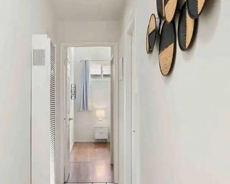 Mid Century Garden View Home Parking - San Mateo - Flur