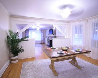 Elegant Historic Escape in Bristol CT with WiFi near Hospital and Shopping - Bristol - Dining room