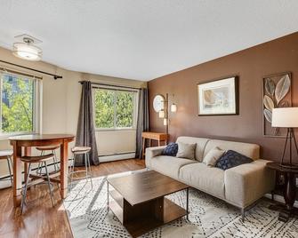 Downtown condo with WiFi, partial AC, balcony - Seattle - Sala