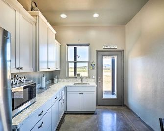 Modern Elgin Home Walk to Wineries and Pets Welcome - Elgin - Kitchen