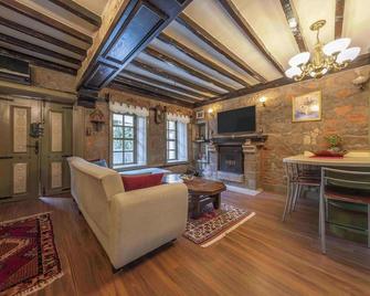 Orion Adatepe - Ayvacik - Living room