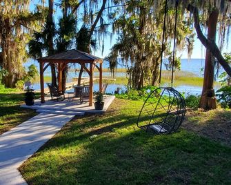Lakefront Magic Wilderness Cabin - Leesburg