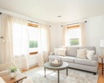 Pine Grove Cottage - Chambersburg - Living room