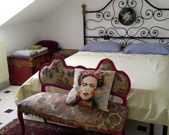Spacious and naturally bright Bomboniera Rooftop Favors apartment - Genua - Schlafzimmer