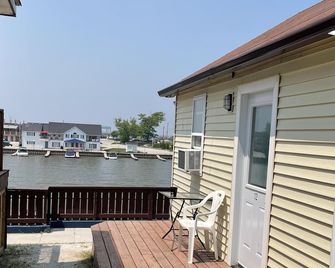 Dock Life Beach 1 - Cottage 12, Riverview, 1 Bedroom, 3 Min Walk To Beach 1 - Wasaga Beach - Balcony