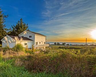 Cozy Oceanview Hideaway#2 on Golf Course/Airport - Whitethorn - Building