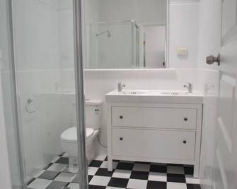 Fremantle Colonial Home - Fremantle - Bathroom