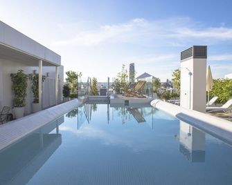 nQn Aparts & Suites Sevilla - Seville - Pool