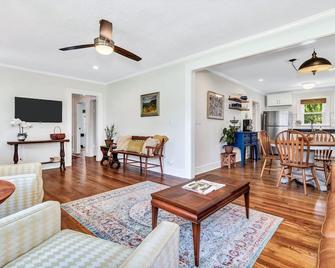 Quaint Mill Cottage - Bungalow in Downtown Marion with water and power! - Marion - Huiskamer
