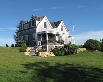 Charming 3BR Cottage Perched above the Sea Offers Spectacular Ocean Sunsets - Block Island - Building