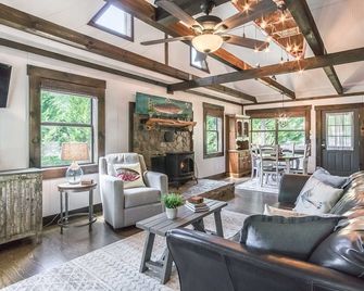 The Hatch Cabin on Trout River w/ Hot Tub, Pet/Kid Friendly - Suches - Living room