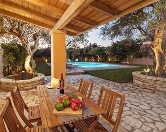 Family Villa SKALES, with a private pool right by Almyros sandy beach ! - Acharavi - Innenhof