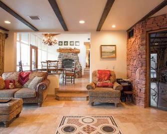 Sedona Creekfront Hideaway ~ a beautiful private home on 2 acres of creek front - Lake Montezuma - Sala de estar