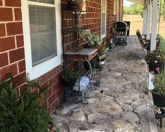 The Red Brick. . . A Country Retreat Close To Town - Stephenville - Патіо