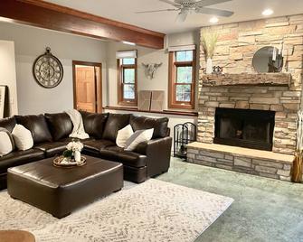 Private Forest Road to Upscale Lodge w/ Hot Tub, Sauna, Golf Cart, Bocci Court - New Buffalo - Wohnzimmer