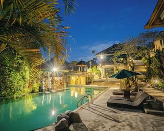 Alam Puri Art Museum and Villas - Denpasar - Bể bơi