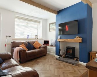 Haworth Haven - Charming Cottage with Private Garden & Summer House - Haworth - Living room