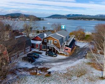 Charming cottage with grill, private deck, and stunning ocean views - Southwest Harbor - Budova