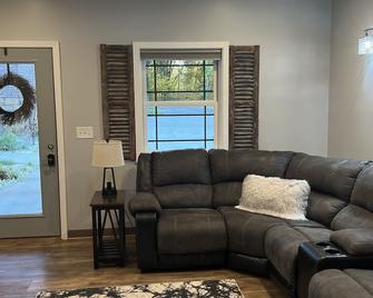 Cozy Hideaway with King Bed, Pond & Firepit - Paducah - Living room