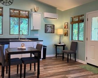 Private, Quite and Comfortable - Burleson - Dining room