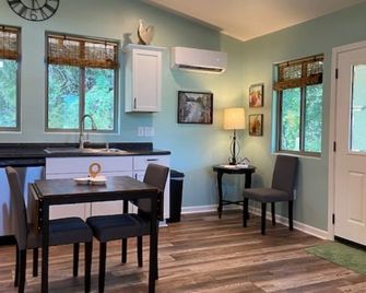 Private, Quite and Comfortable - Burleson - Їдальня