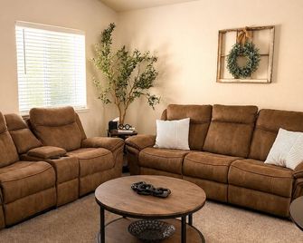 Charming newer 3-bedroom house in Farmington with Refrigerated AC, WiFi - Farmington - Wohnzimmer