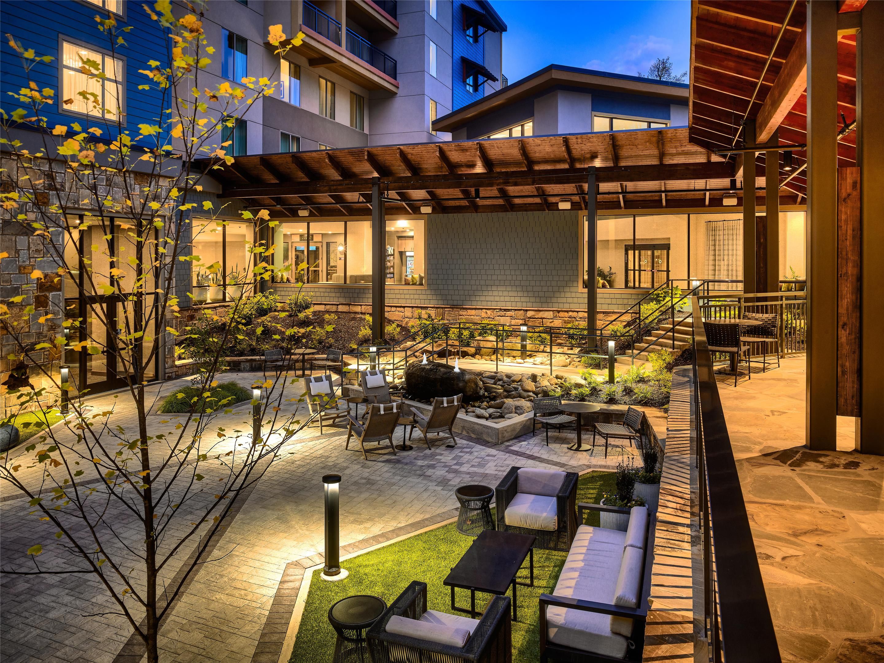 Embassy Suites by Hilton Gatlinburg Resort - גאטלינברג - פטיו