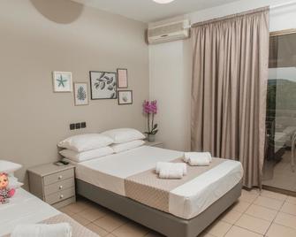 Aqua Beachfront Elegant Hotel - Olympiaki Akti - Schlafzimmer
