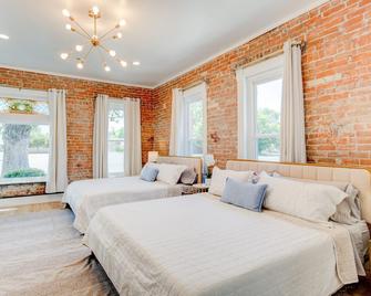 Suite 1 (Presidential Suite) | Historic Art City Inn - Springville - Bedroom