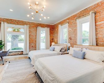 Suite 1 (Presidential Suite) | Historic Art City Inn - Springville - Schlafzimmer