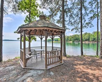Designer Retreat w/ Pool, Golf + Beach Access! - Salem - Patio
