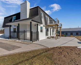 Fenton Flats- Suite 5 With On Site Hot Tub and Personal Garage - Fenton - Building