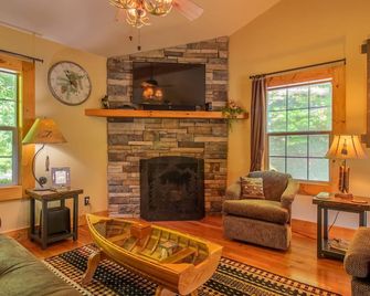 Cabin With River View Located Between Cherokee & Bryson City, 5 Miles To Casino! - Whittier - Living room