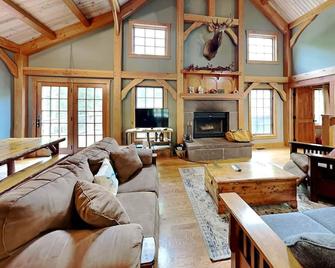 A Winter View - Oakland - Living room