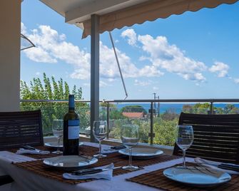 Villa Onar: A Luxurious Seaside Escape moments away from the beach - Petrochori - Balcony